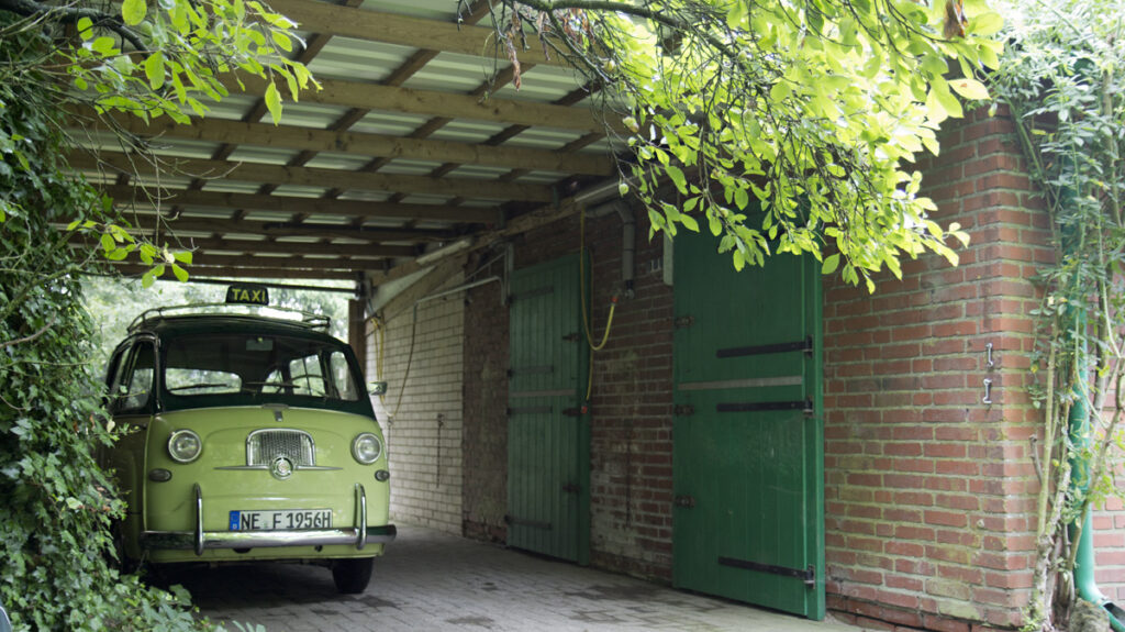 Steht schön im Trockenen – der Fiat Multipla.