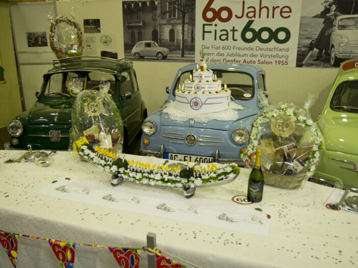 Feiern das Jubiläum “60 Jahre Fiat 600” auf der Techno Classica – zwei Fiat 600 und ein Siata Formichetta.