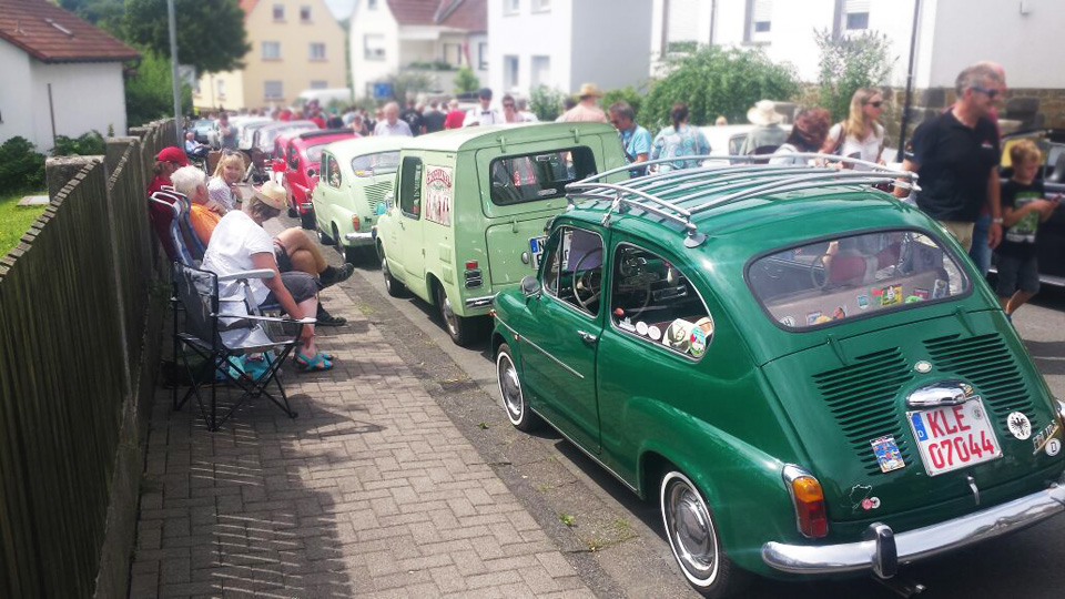 Aufstellung am Sonntag in einer eher schmalen Straße.