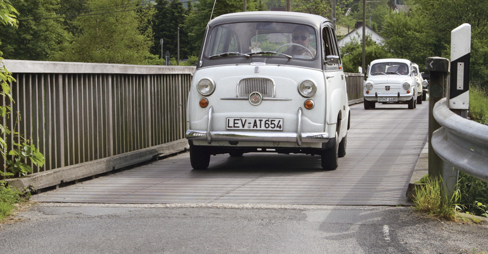 Nicht über sieben Brücken, aber über sieben über diese Brücke – Ausfahrt beim Jahrestreffen. Foto: Leoni Pfeiffer, 2005