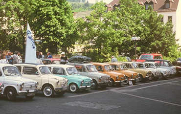 Aufgereiht zum Jahrestreffen in Büdesheim 2001.