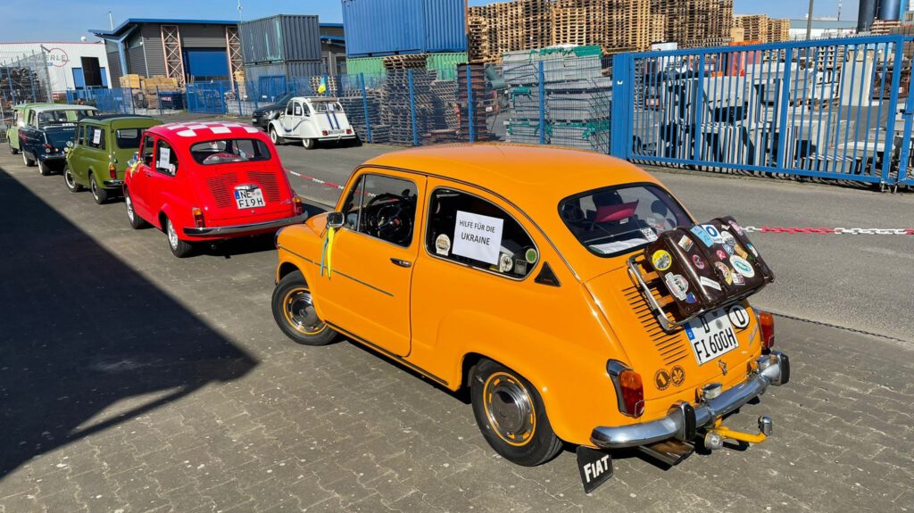 Sammelpunkt der Fiat 600 Freunde an der Halle des Vorstandes.