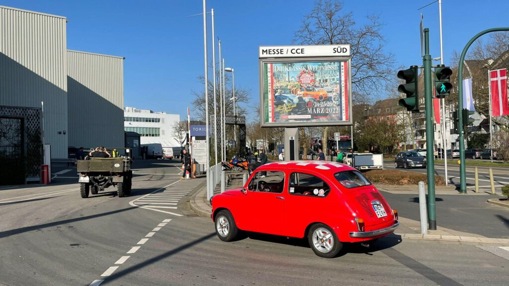 Einfahrt in die Messehallen der Techno Classica 2022 mit dem roten Zastava.