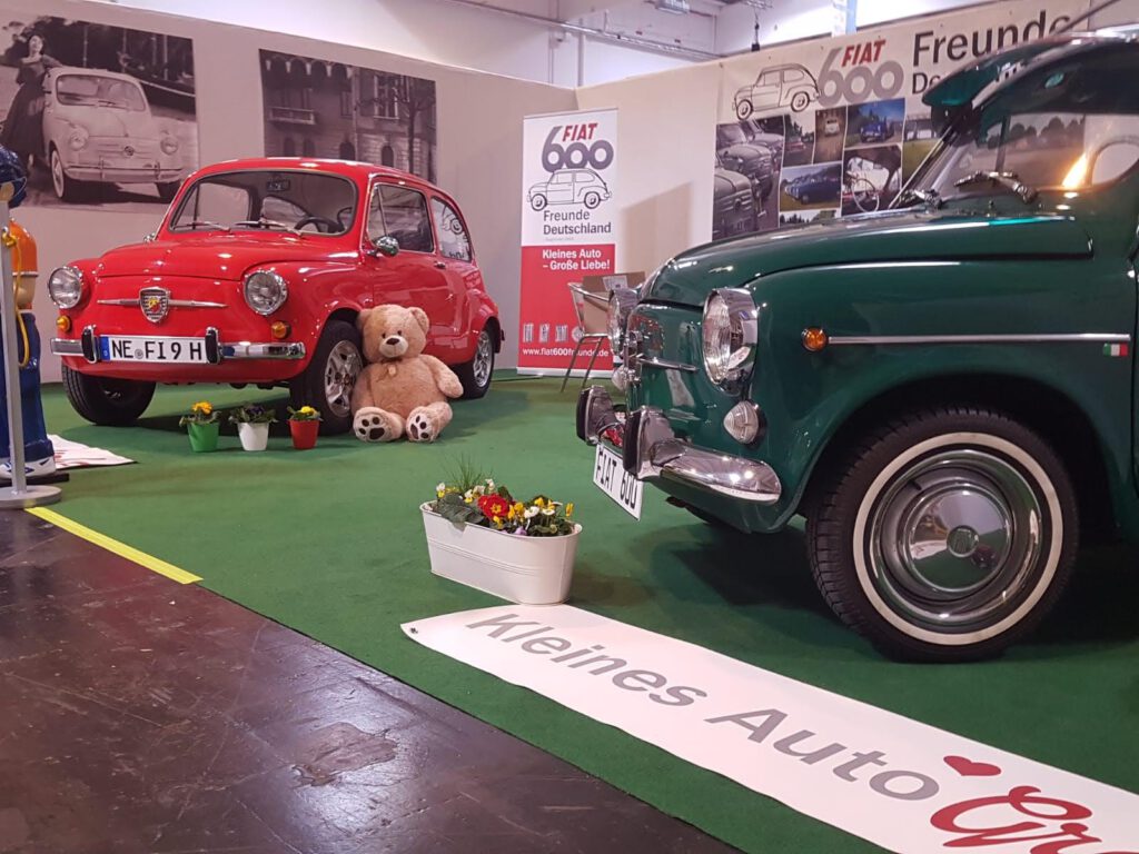 Blick auf den Messestand der Fiat 600 Freunde auf der Techno Classica 2022.