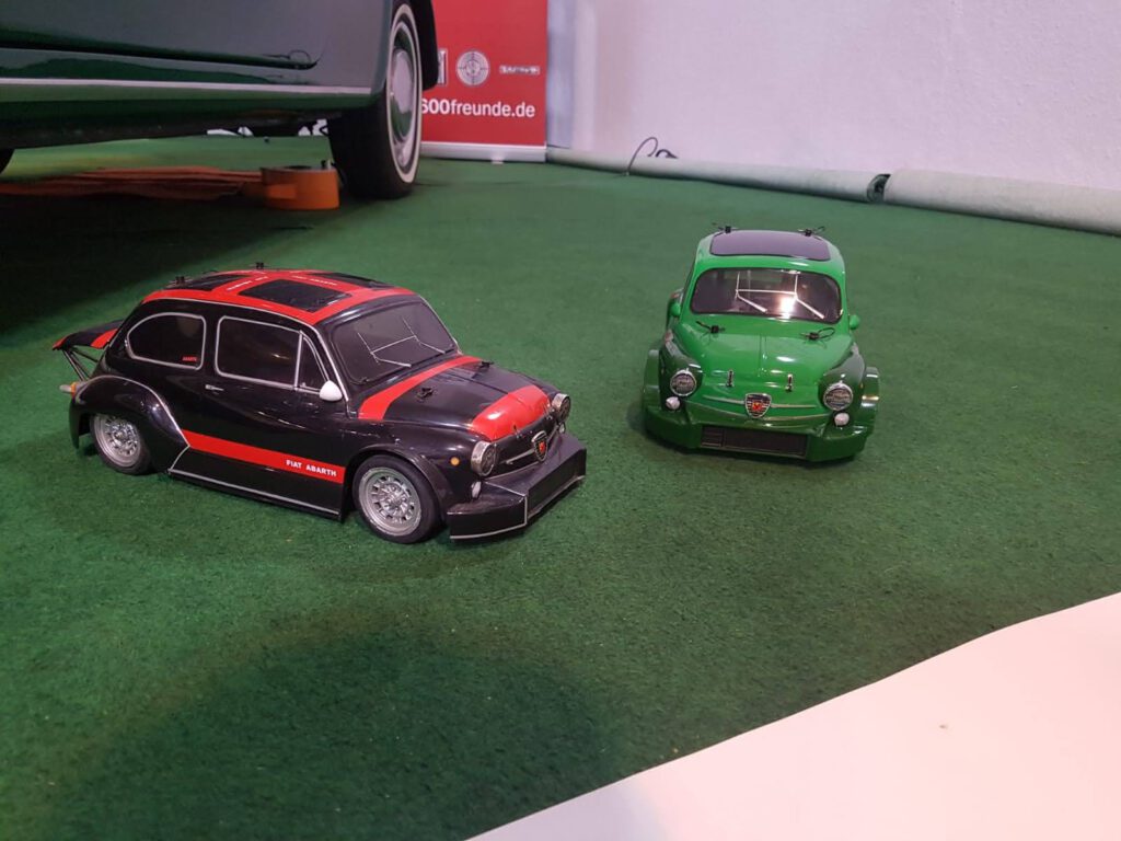 Modellautos von Fiat Abarth 850 und 1000 TC in Rennlackierung.