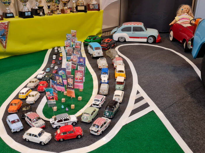 Das Ende unserer Karawane: Immer kleiner werdende Modellautos des Fiat 600 und seiner Derivate.