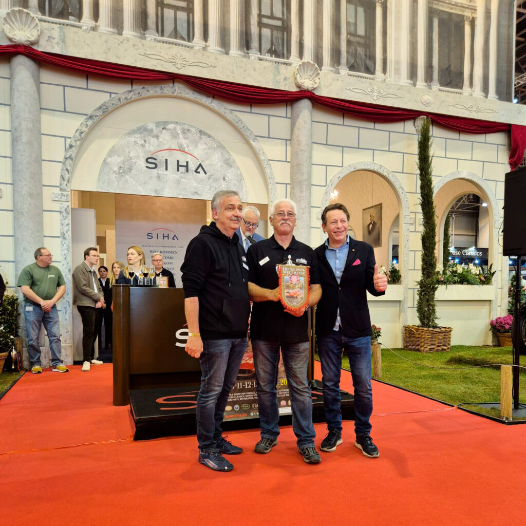 Vorstand Jörg und Hermann nahmen den Pokal für den 3. Platz in der Clubstandwertun von der S.I.H.A. entgegen.