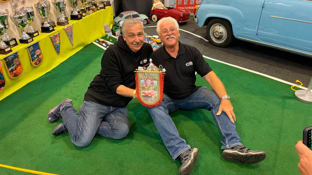 Auch nach so vielen Jahren freuen wir uns über die Auszeichnung in der Clubwertung: Vorstand Jörg und Hermann mit dem Pokal.