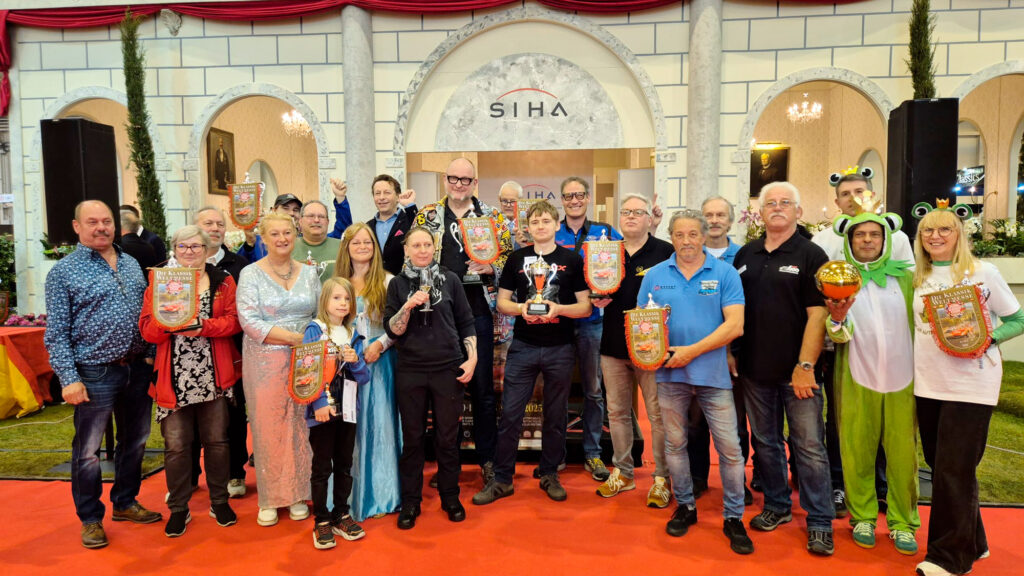 Siegerehrung der Techno Classica 2025 mit allen Prämierten vor dem Stand des Ausrichters S.I.H.A.