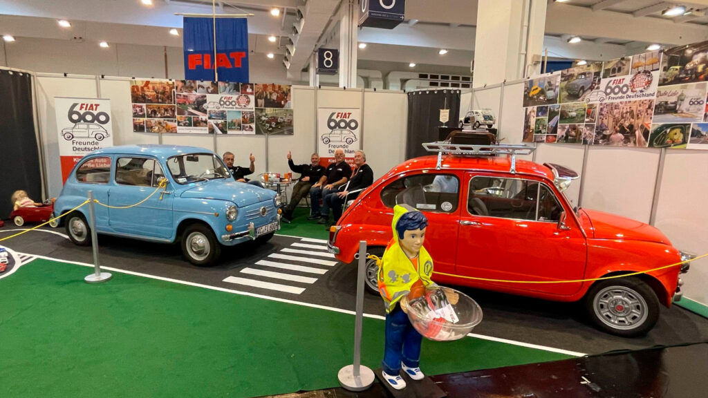 Unsere Messeteam mit den beiden 600ern: Fiat und Zastava.