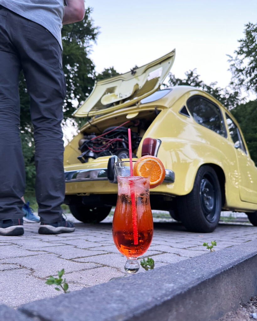 Abendbeschäftigung mit Cocktails und kleineren Problemen im Motorraum.