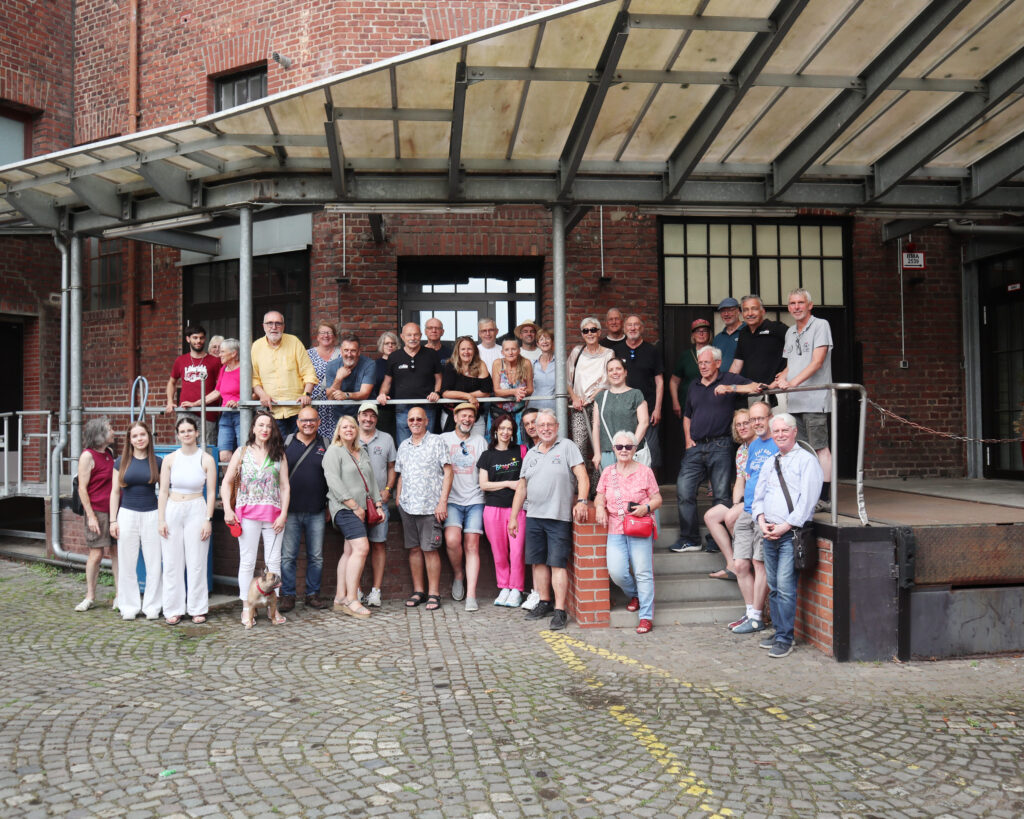 Das obligatorische Gruppenfoto im Innenhof der Weinbrennerei Dujardin.